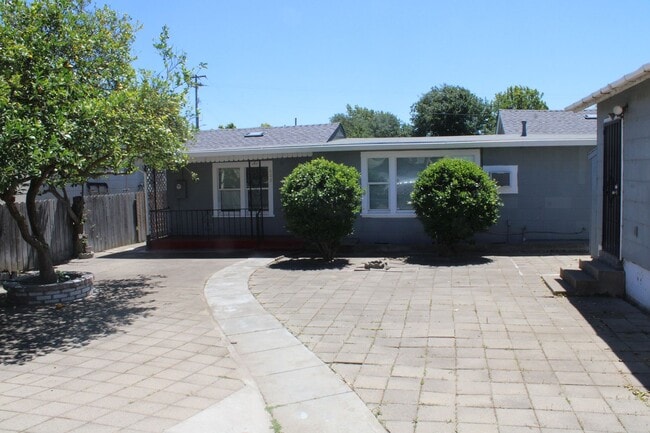 Building Photo - Three Bedroom, One Bathroom Single Family Home in Isleton.