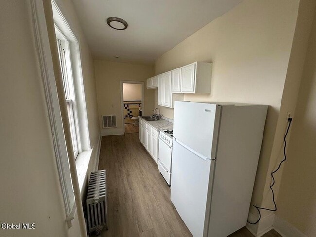 Building Photo - 16 Caroline St