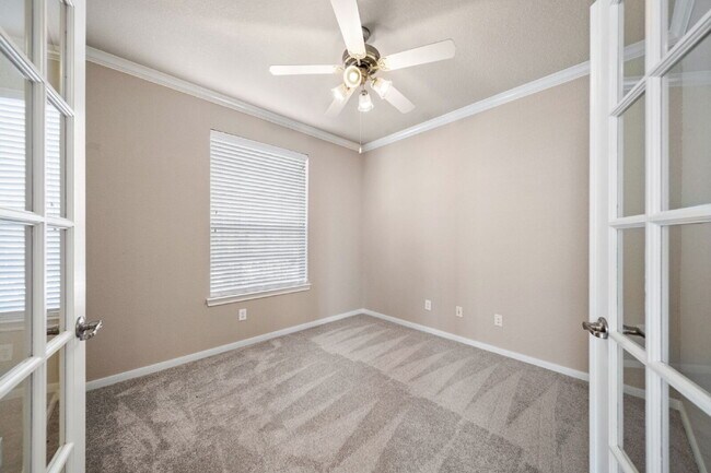 Building Photo - Exceptionally well-maintained Sterling Ridge Townhome boasts an array of desirable features!