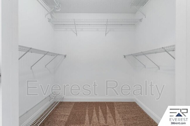 Building Photo - 13 Sleigh Bell Pl