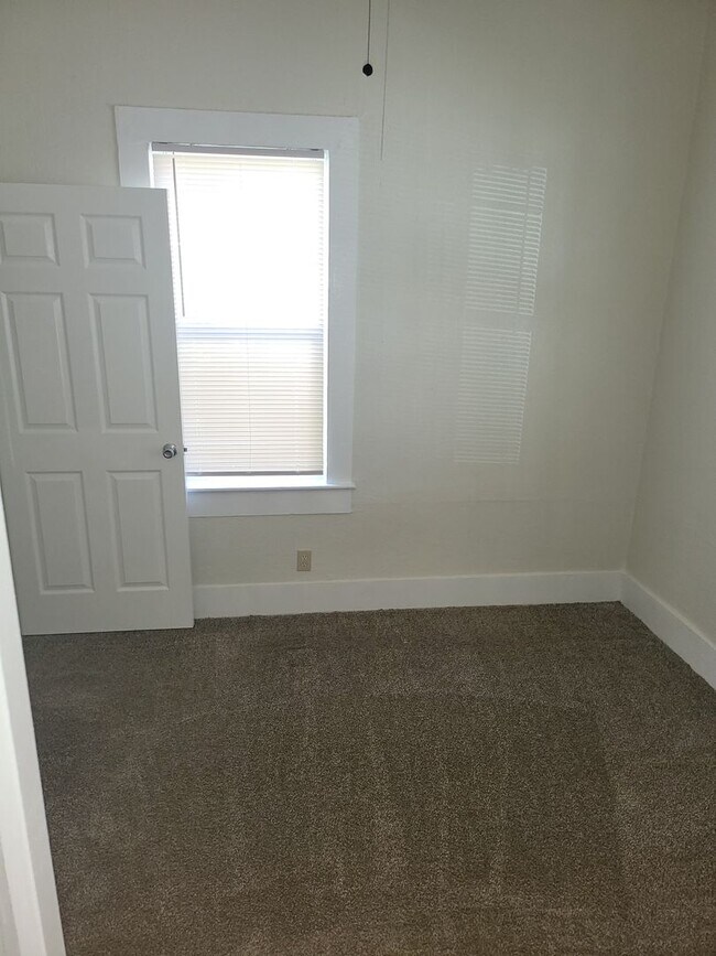 Building Photo - 2BR/1BA House for $1850 Rent and $1850 Deposit. 1st Month free with 1 year lease.