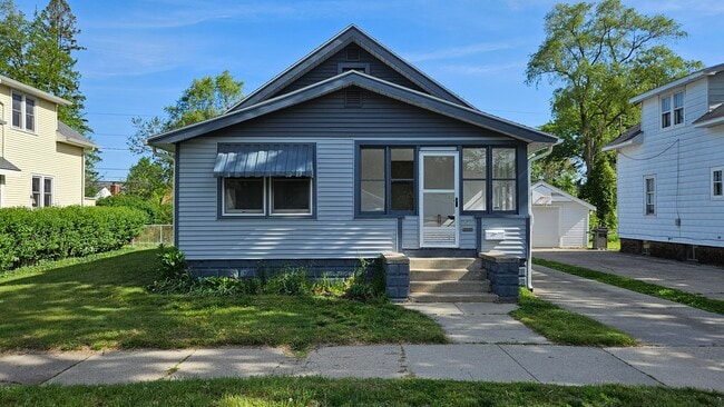 Building Photo - 251 E 13th St