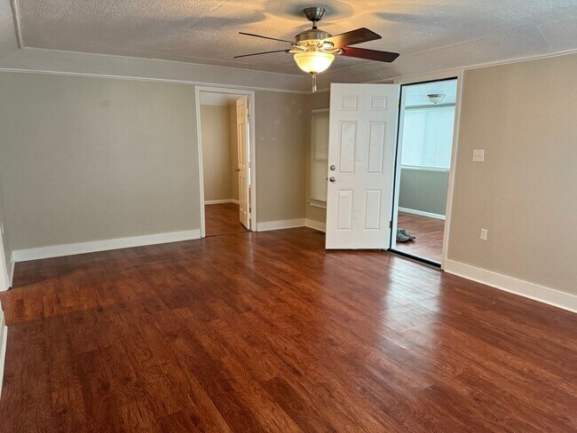 Building Photo - 2 bed/1 bath/fenced in backyard