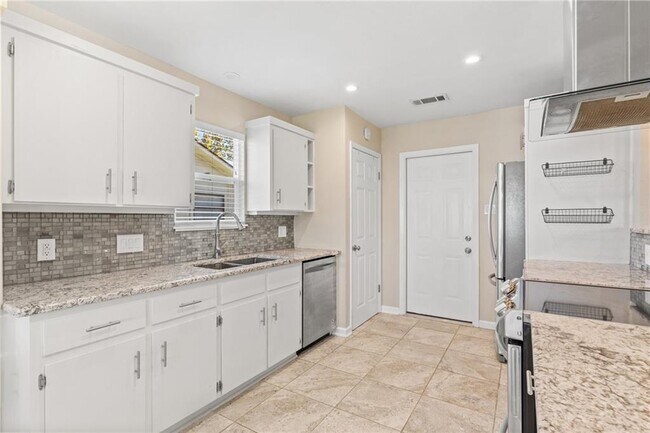 Building Photo - 3810 Hillside Dr