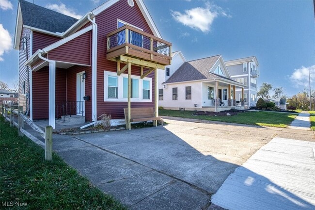 Primary Photo - 150 Lakeside Ave