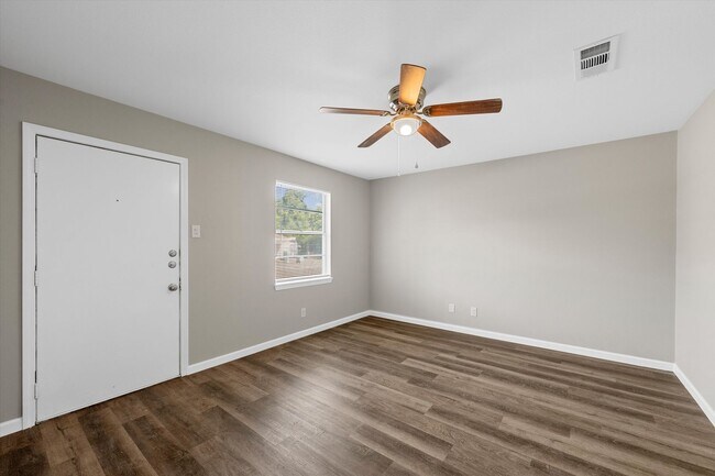 Building Photo - Updated 2 Bedroom in Connally ISD