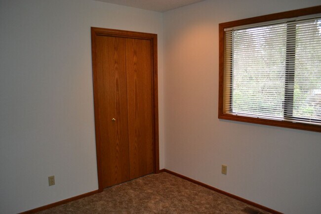 Building Photo - BEAUTIFUL 3 BEDROOM 3 BATH HOUSE LOCATED IN SOUTH SALEM