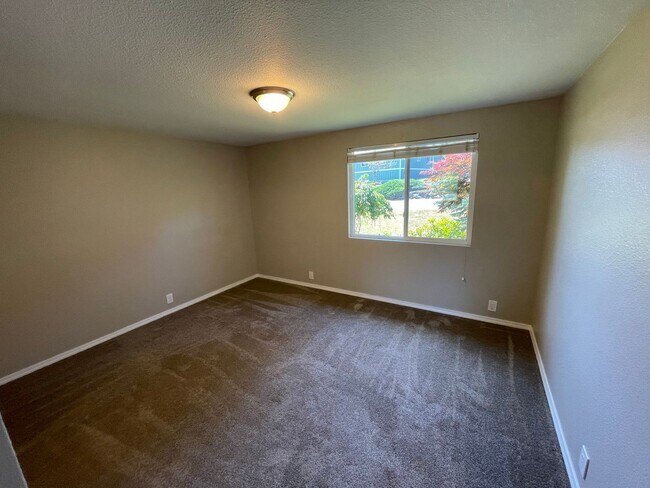 Building Photo - 4113 Kingsway