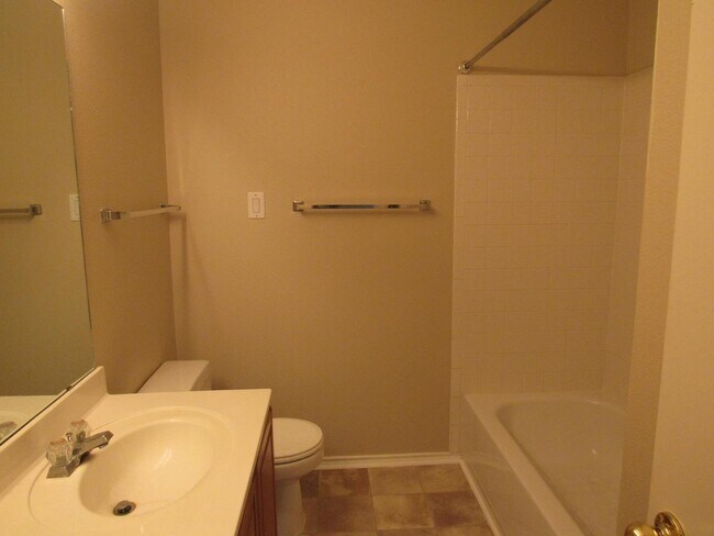 Building Photo - 3 - BEDROOM IN KNOLLCREEK
