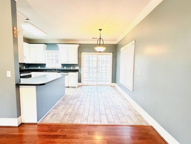 Building Photo - 207 Ivy Park Ln