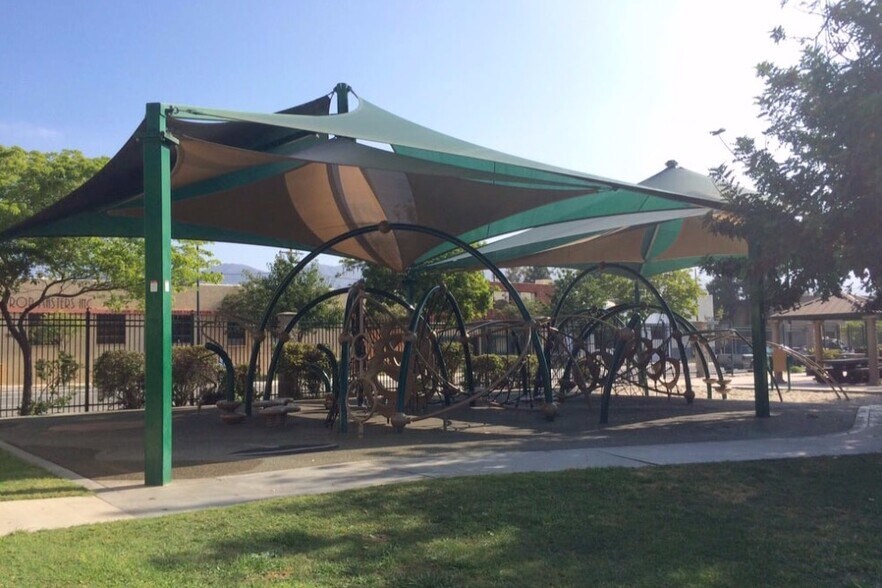 Neighborhood Park, Robert E. G - 2339 N Naomi St