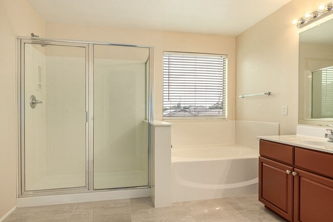 Building Photo - STUNNING 5 Bedroom Home in Peoria!