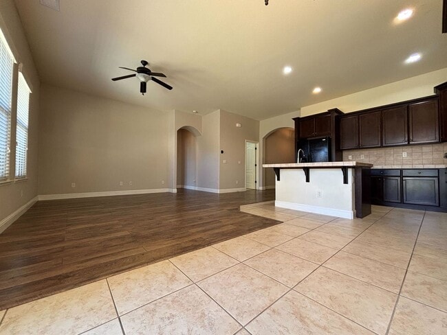 Building Photo - Beautiful 3 bedroom 2 bathroom