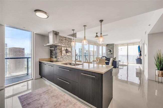 Building Photo - 495 Brickell Ave