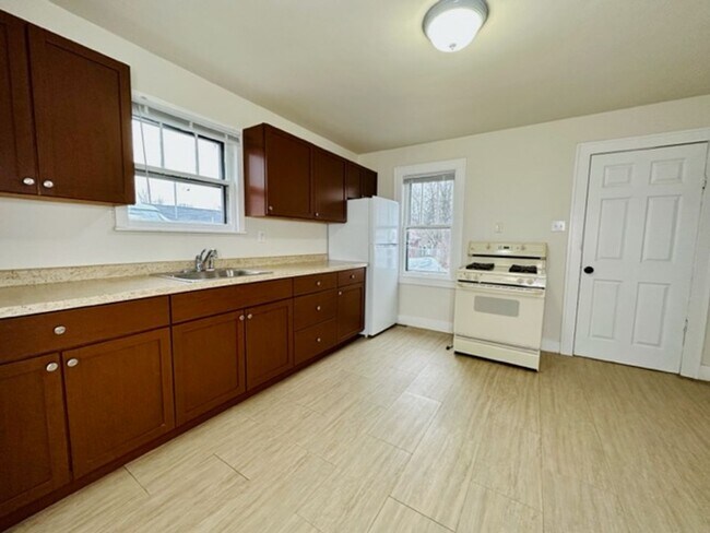Building Photo - 915 12th Ave