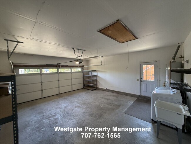 Building Photo - 400 Smith Ct