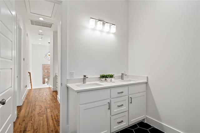 Building Photo - 907 St George Pl