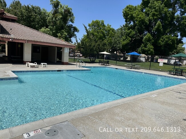 Building Photo - 541 San Vincente Ct