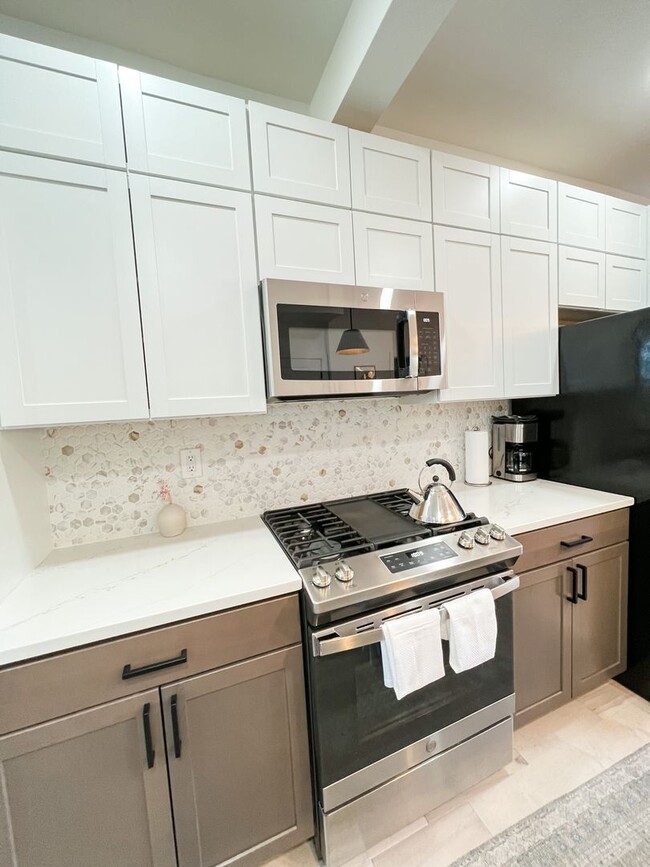 Building Photo - RENOVATED TOWNHOME WITH DECK BY METRO
