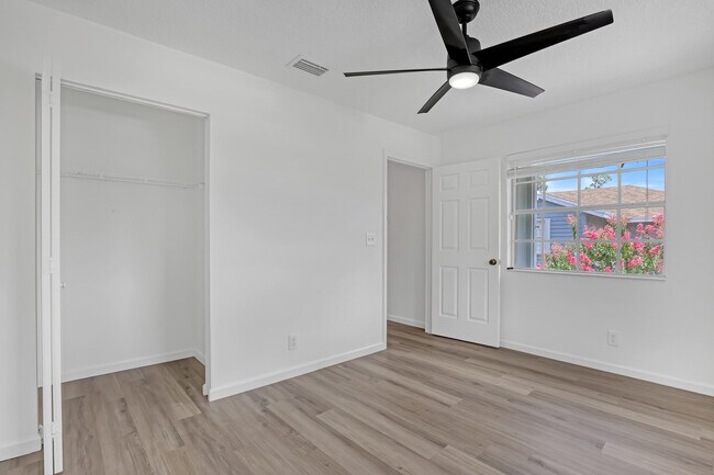 Building Photo - 935 Honeytree Ln