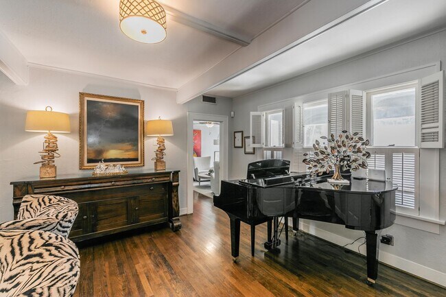 Building Photo - Charming Bungalow - Arlington Heights