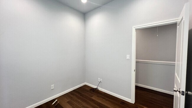 Building Photo - 4922 Dalhart Dr