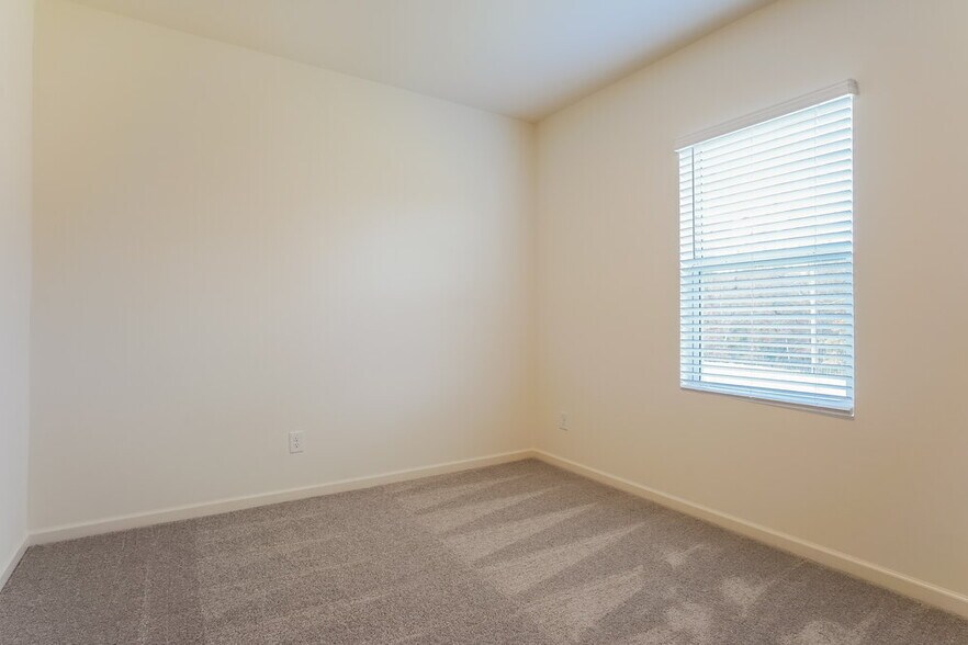 Building Photo - 216 Babbling Brk Dr