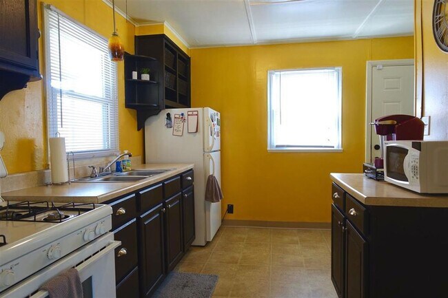 Building Photo - 416 S Eastside Dr