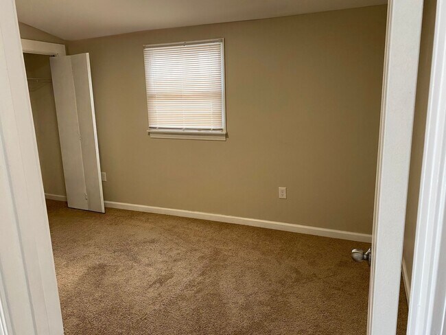 Building Photo - 235-2 Lexington Ave – The Treehouse Apartm...