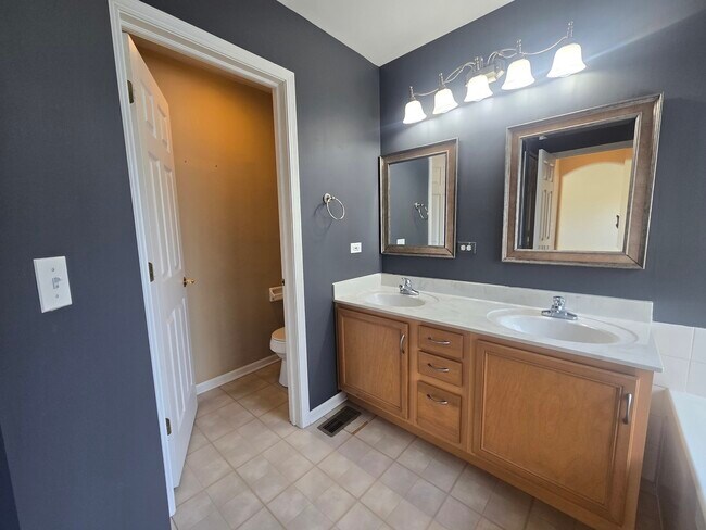 Building Photo - 2265 W Bentley Ln