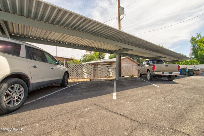 Building Photo - 2215 W Augusta Ave