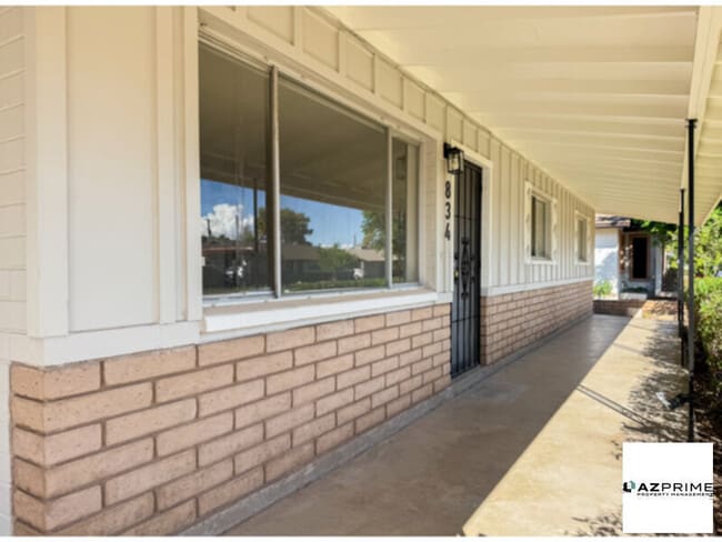 Building Photo - Charming 3/2 Tempe Home - Spacious and Ser...