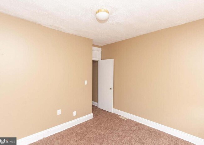 Building Photo - West Baltimore Row Home $99.00 First MONTH...