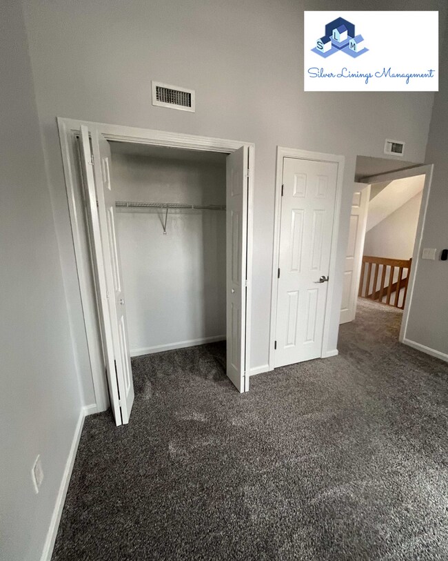 Building Photo - Massive lake front condo with tons of amen...