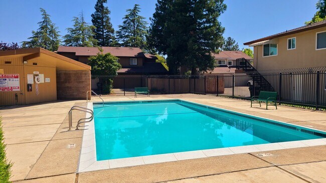 Building Photo - Beautifully Maintained Condo w/ Pool Access!