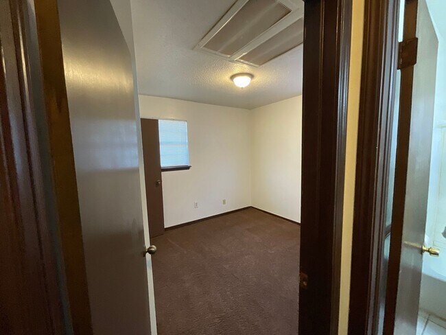 Building Photo - 3 Bed, 1 Bath, 2 Car Garage