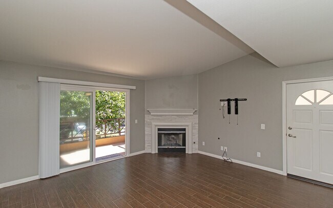 Building Photo - Welcome to this charming 1-bedroom, 1-bathroom home located in the desirable Carlsbad, CA