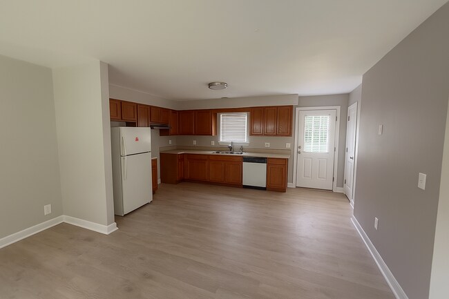 Building Photo - Two bedroom, 1 bath updated apartment in B...