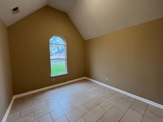 Building Photo - Renovated 3 Bedroom 2 Bath Home with 2 Car Garage for Rent!!