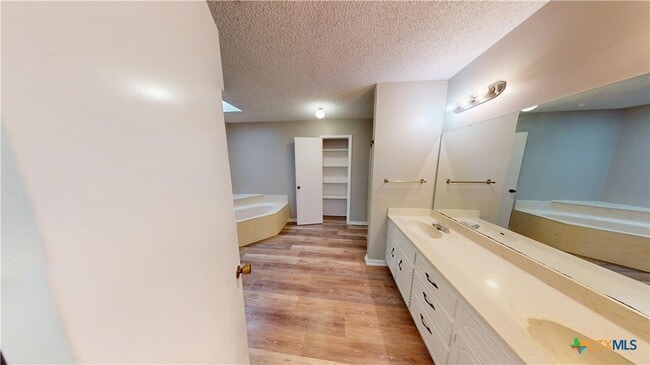 Building Photo - 4505 River Oaks Dr