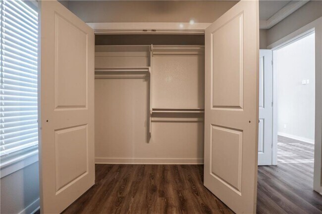 Building Photo - 704 N Honey Locust Bnd