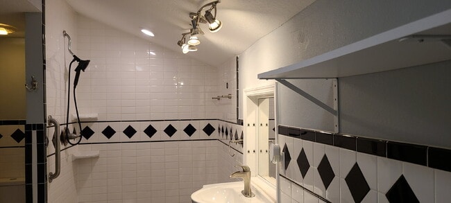 Building Photo - 211 E Voorhis Ave