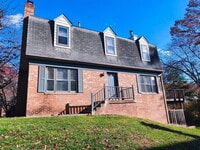 Building Photo - Charming Fair Woods Townhome Awaits