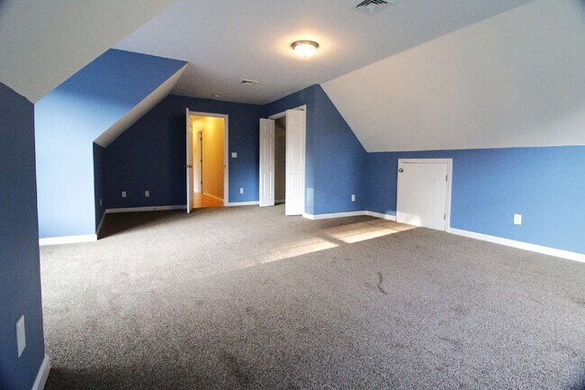 Building Photo - Privacy, Space, and Modern Comfort in Salem