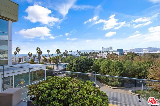 Building Photo - 1705 Ocean Ave