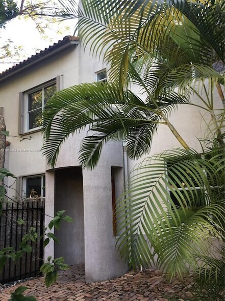 Building Photo - 3051 Center St