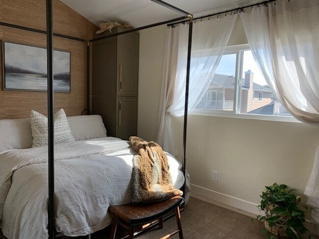 Building Photo - Coastal Living at Its Best | 3 Bed + 2 Bat...