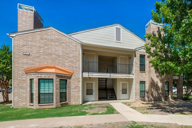 Building Photo - Stylish Upstairs Corner Unit Near Lake Ray...