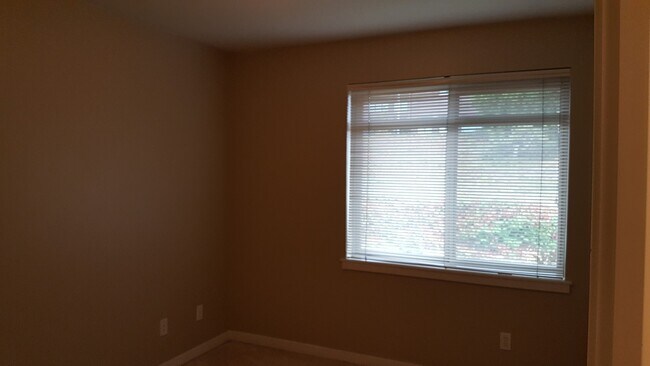 Building Photo - 2106 Yakima Ct S