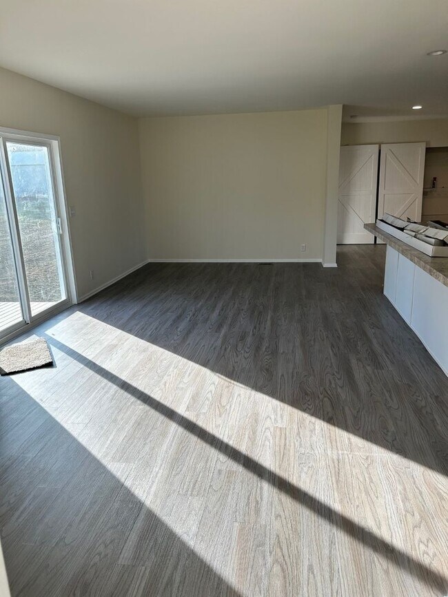 Building Photo - Large Spacious 5 Bedroom House with Fenced Yard